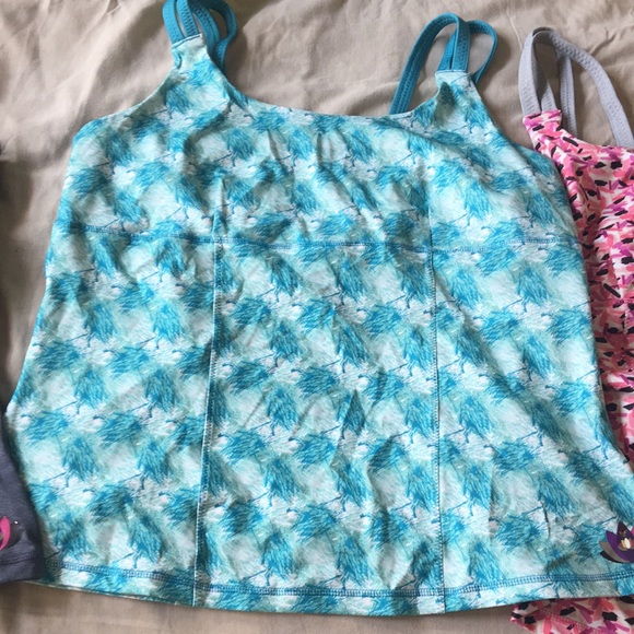 Active tank top 2x with built in bra - Picture 2 of 4